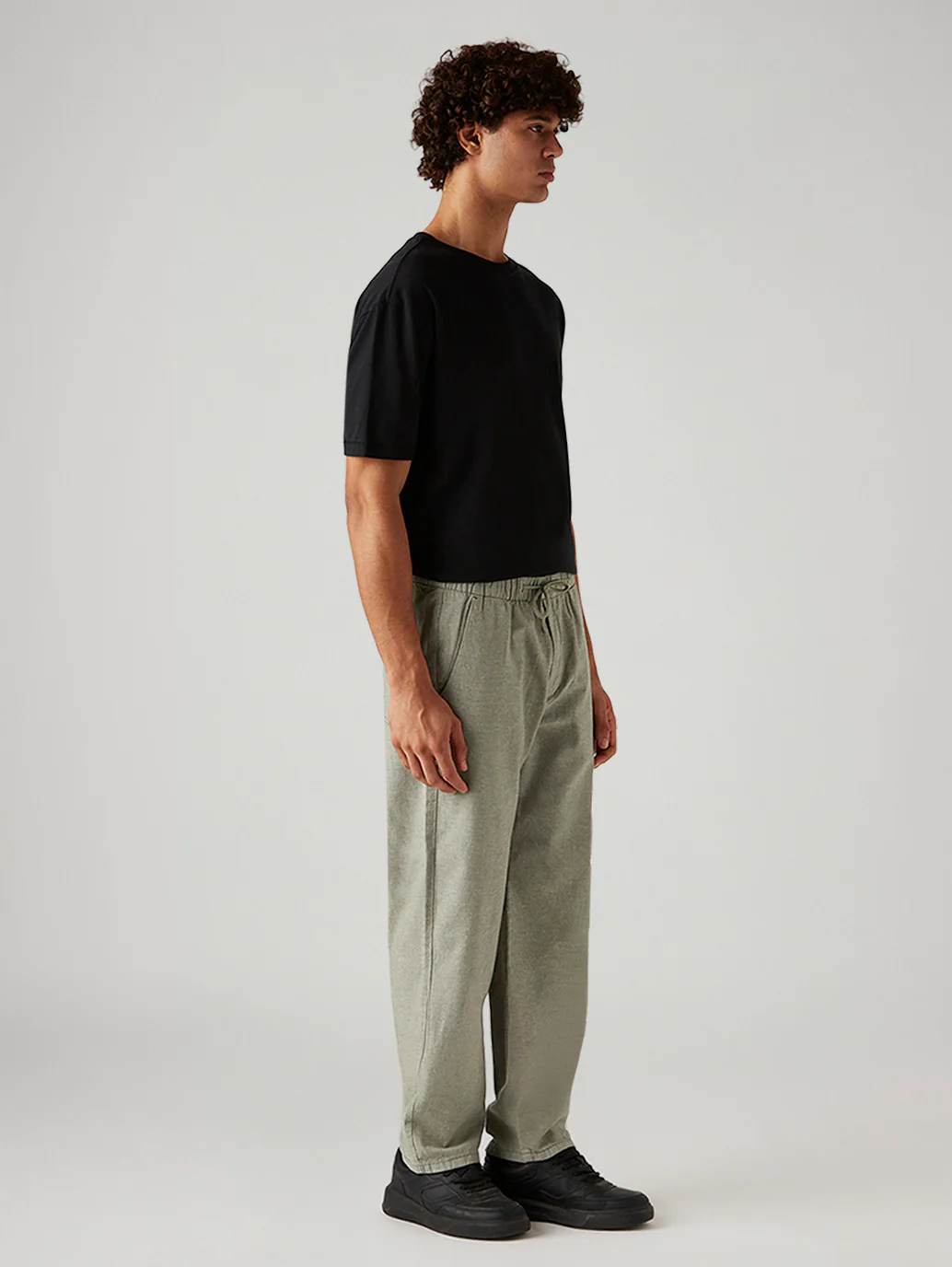Men's Green Loose Straight Fit Mid Rise Linen Chinos - Image 6