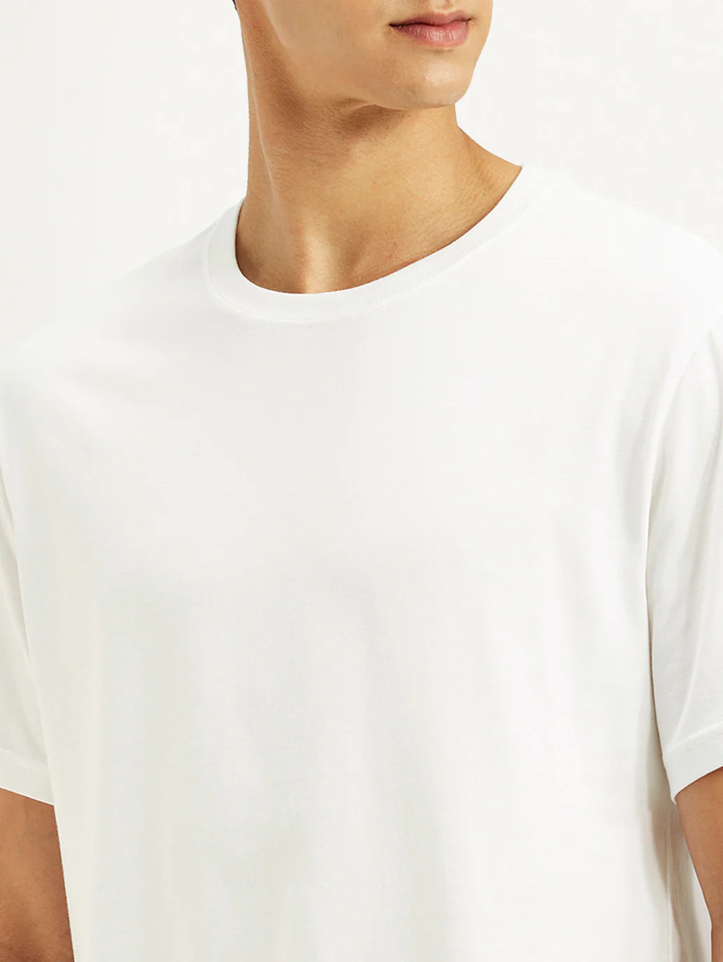 Men's Solid Crew Neck T-shirt - Image 3