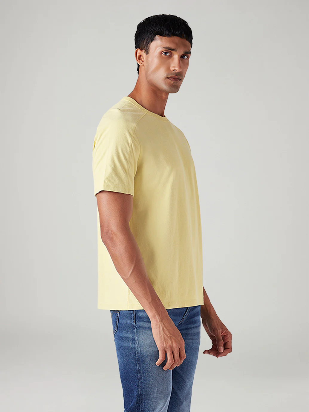 Men's Solid Regular Fit Commuter T-Shirt - Image 4