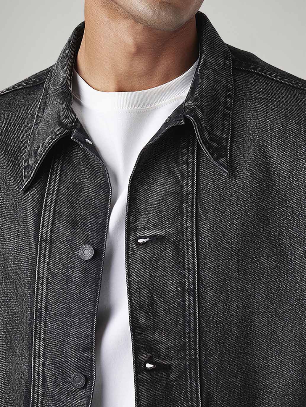 Men's Solid Relaxed Fit Denim Jacket - Image 4