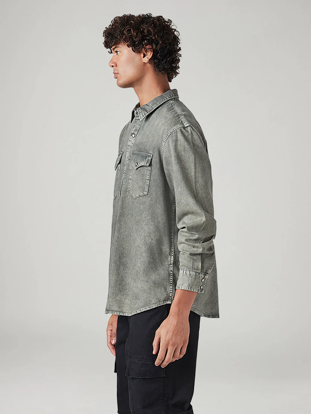 Men's Solid Relaxed Fit Denim Shirt - Image 5