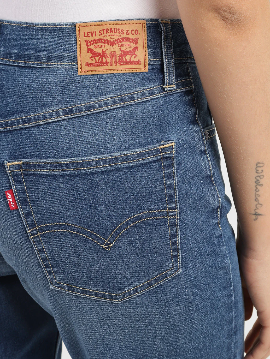 Women's 80s Mom Blue Loose Fit High Rise Jeans - Image 6