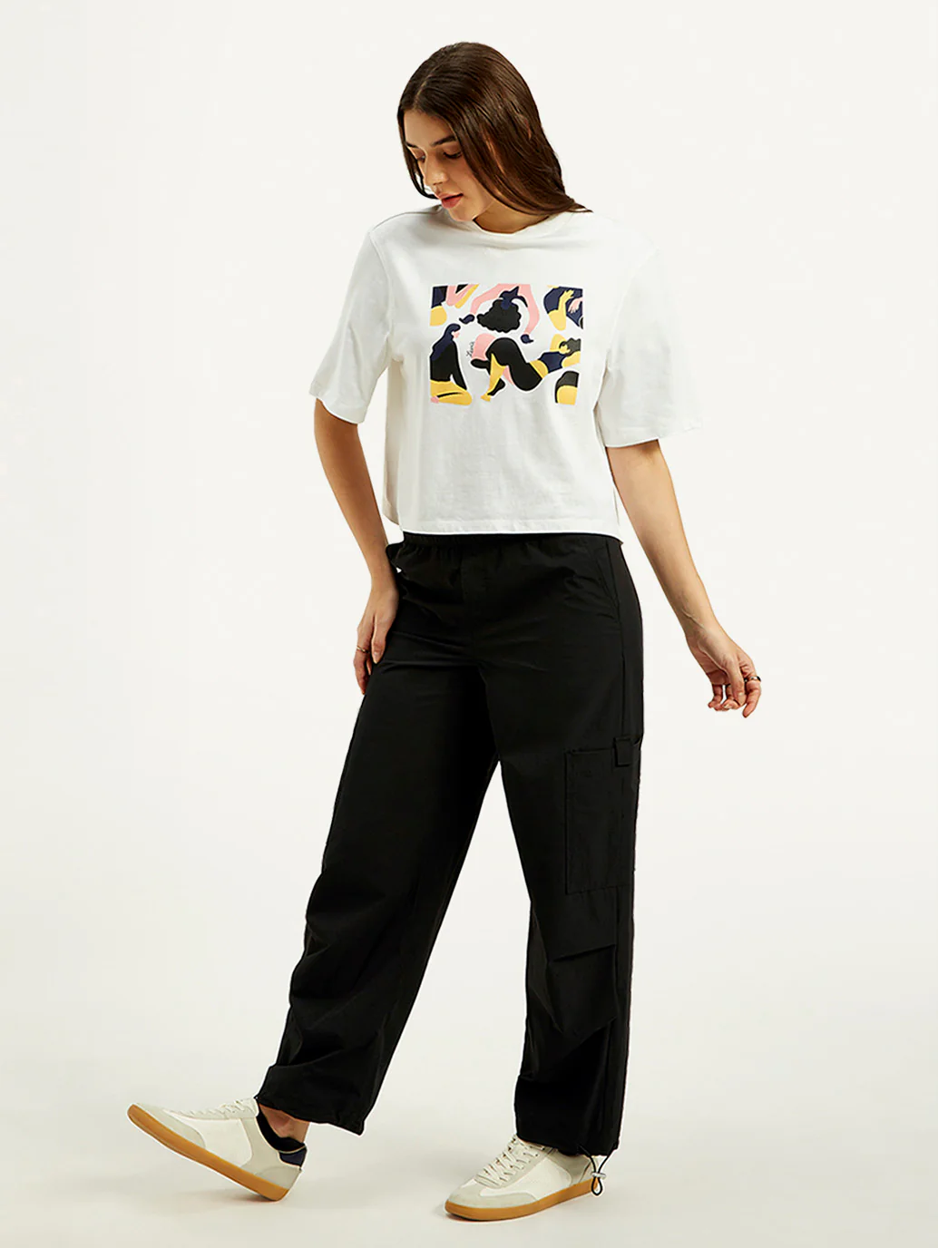 Women's Mid Rise Black Loose Fit Cargo Trousers - Image 5