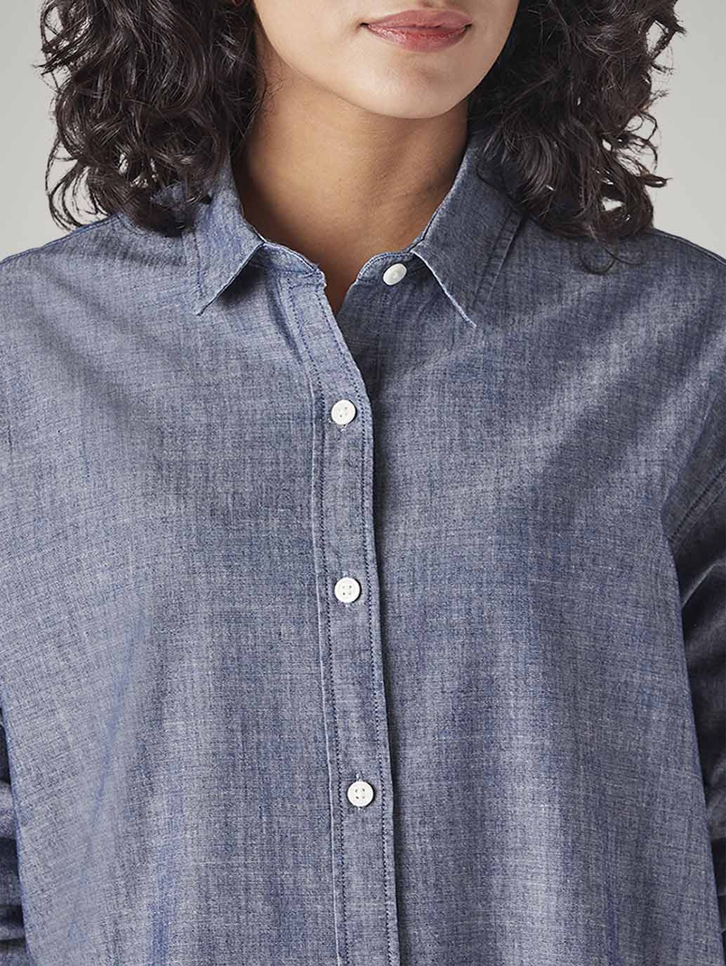 Women's Solid Relaxed Fit Denim Shirt - Image 4